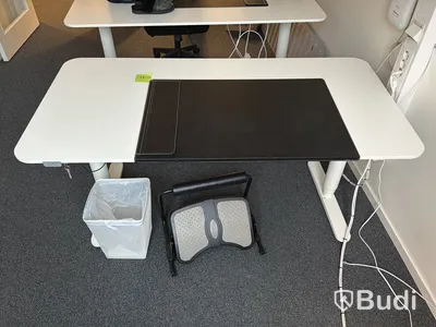 Höj- och sänkbart skrivbord samt fotstöd