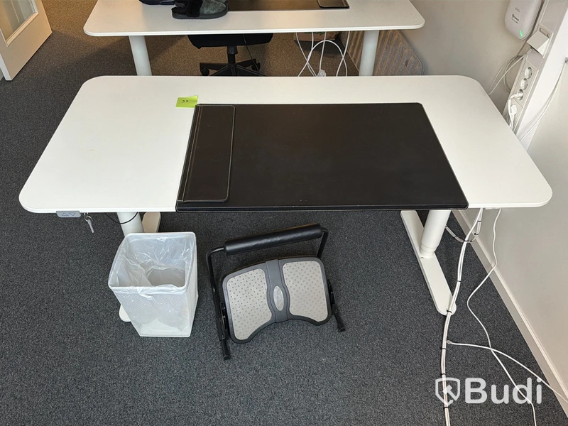 Höj- och sänkbart skrivbord samt fotstöd