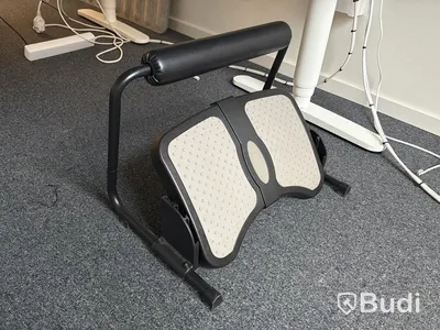 Höj- och sänkbart skrivbord samt fotstöd