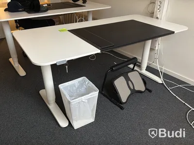 Höj- och sänkbart skrivbord samt fotstöd