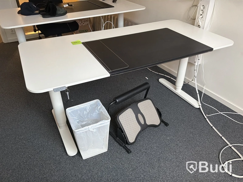 Höj- och sänkbart skrivbord samt fotstöd