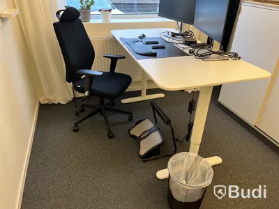Höj- och sänkbart skrivbord med Lotus kontorsstol samt fotstöd