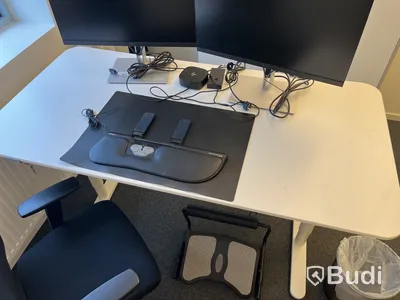 Höj- och sänkbart skrivbord med Lotus kontorsstol samt fotstöd