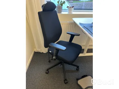 Höj- och sänkbart skrivbord med Lotus kontorsstol samt fotstöd