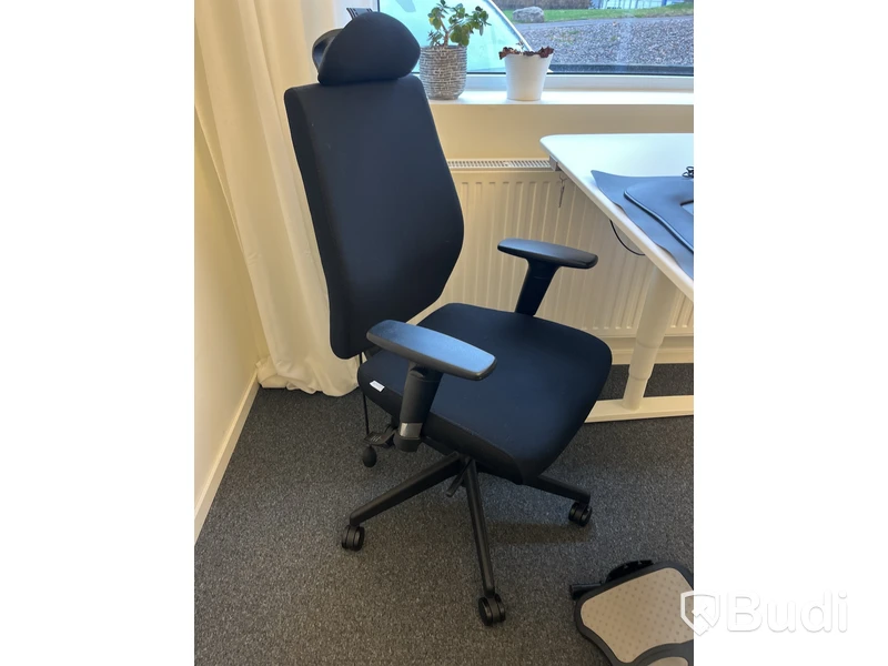 Höj- och sänkbart skrivbord med Lotus kontorsstol samt fotstöd