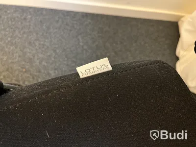 Höj- och sänkbart skrivbord med Lotus kontorsstol samt fotstöd