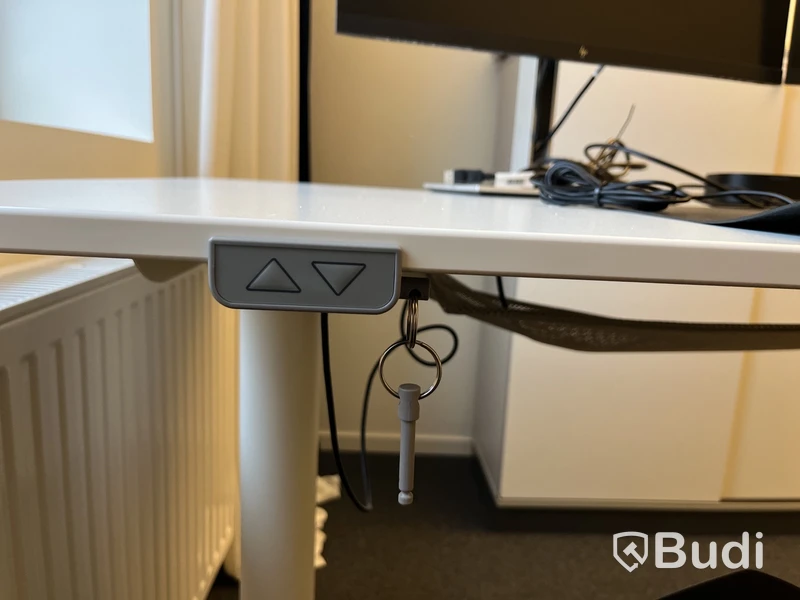 Höj- och sänkbart skrivbord med Lotus kontorsstol samt fotstöd