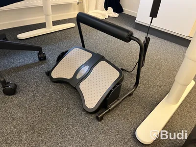 Höj- och sänkbart skrivbord med Lotus kontorsstol samt fotstöd