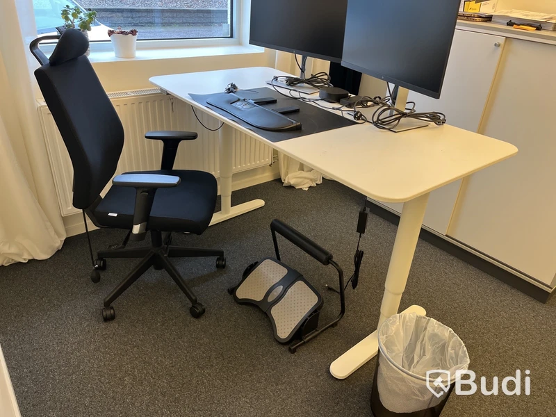 Höj- och sänkbart skrivbord med Lotus kontorsstol samt fotstöd