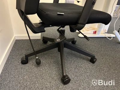 Höj- och sänkbart skrivbord med Lotus kontorsstol samt hurts