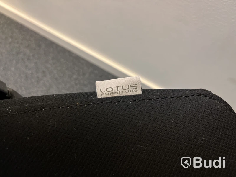 Höj- och sänkbart skrivbord med Lotus kontorsstol samt hurts