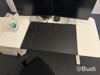 Höj- och sänkbart skrivbord med Lotus kontorsstol samt hurts