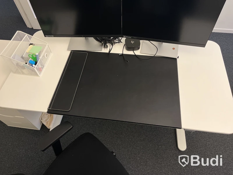 Höj- och sänkbart skrivbord med Lotus kontorsstol samt hurts