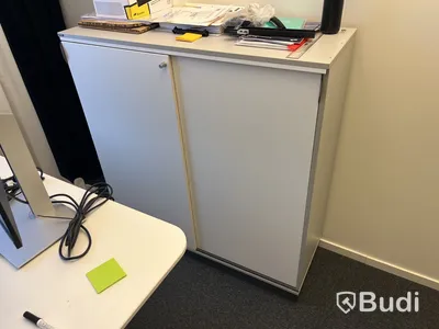 Skåp ISKU, två dörrar