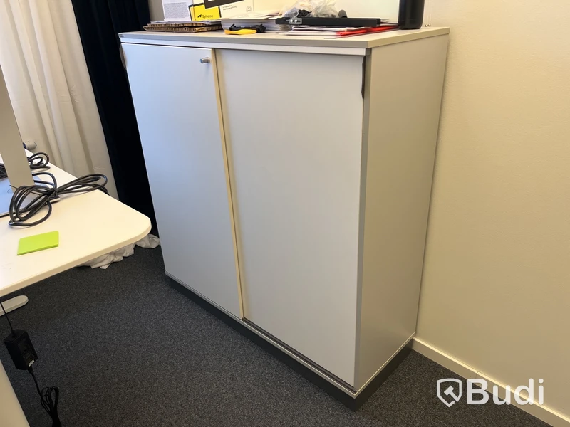 Skåp ISKU, två dörrar