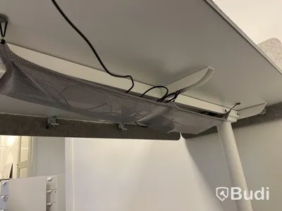 Höj- och sänkbart skrivbord med skärmväggar
