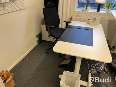 Höj- och sänkbart skrivbord med stol Lotus Furniture samt fotstöd och hurts