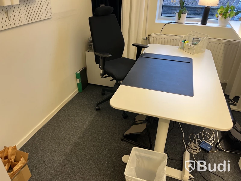 Höj- och sänkbart skrivbord med stol Lotus Furniture samt fotstöd och hurts