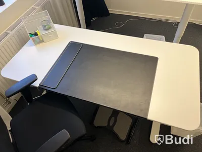 Höj- och sänkbart skrivbord med stol Lotus Furniture samt fotstöd och hurts