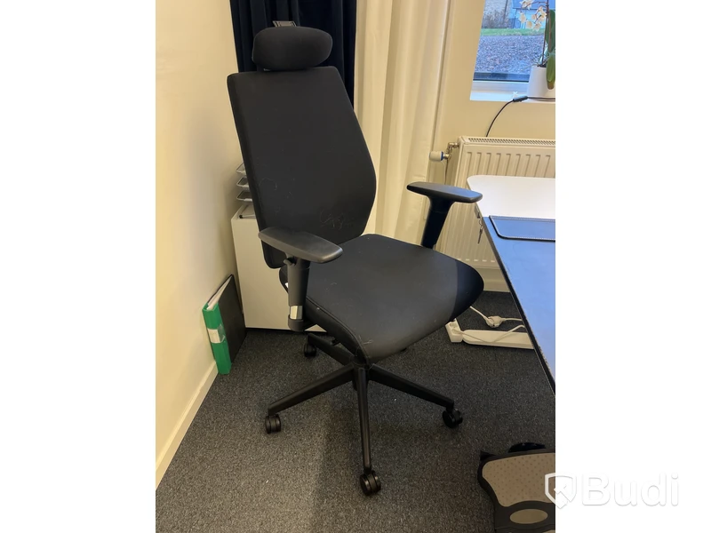 Höj- och sänkbart skrivbord med stol Lotus Furniture samt fotstöd och hurts