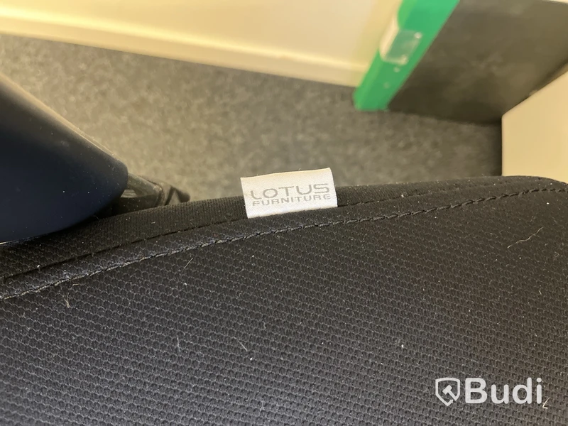 Höj- och sänkbart skrivbord med stol Lotus Furniture samt fotstöd och hurts