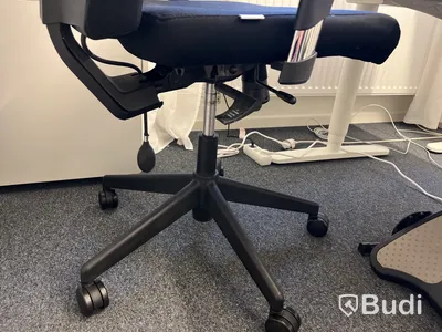 Höj- och sänkbart skrivbord med stol Lotus Furniture samt fotstöd och hurts