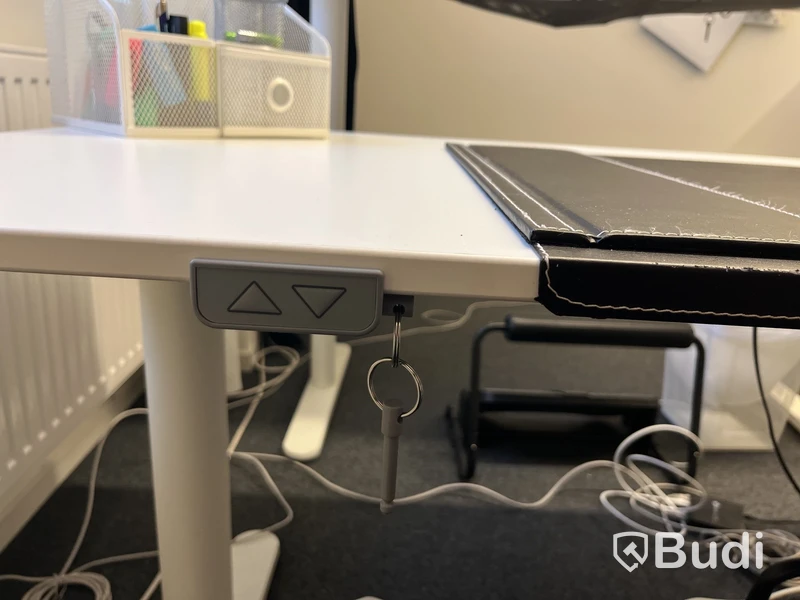 Höj- och sänkbart skrivbord med stol Lotus Furniture samt fotstöd och hurts