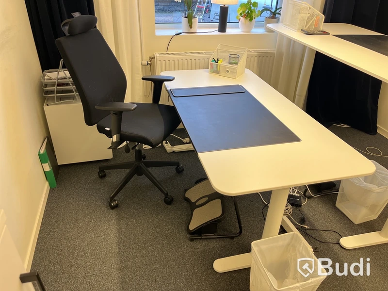 Höj- och sänkbart skrivbord med stol Lotus Furniture samt fotstöd och hurts