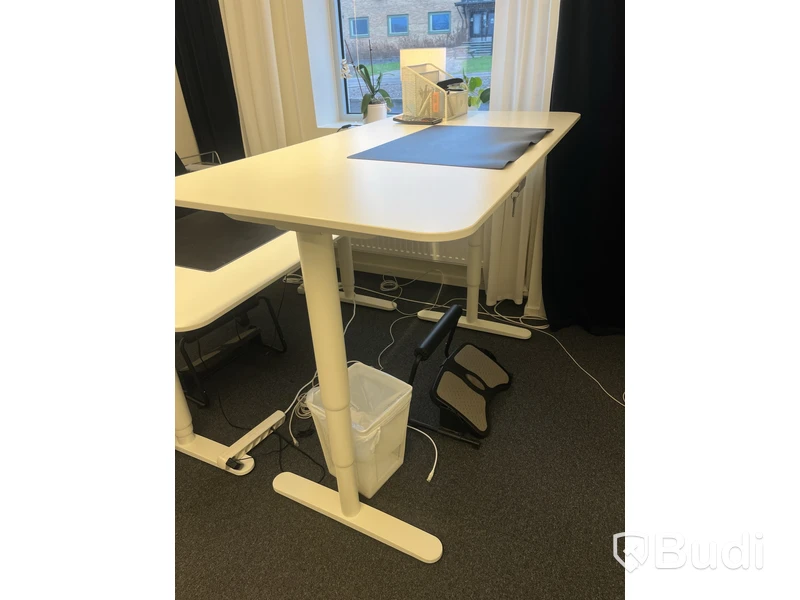 Höj- och sänkbart skrivbord samt fotstöd
