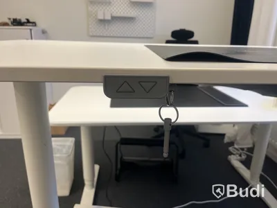 Höj- och sänkbart skrivbord samt fotstöd