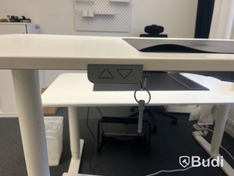 Höj- och sänkbart skrivbord samt fotstöd