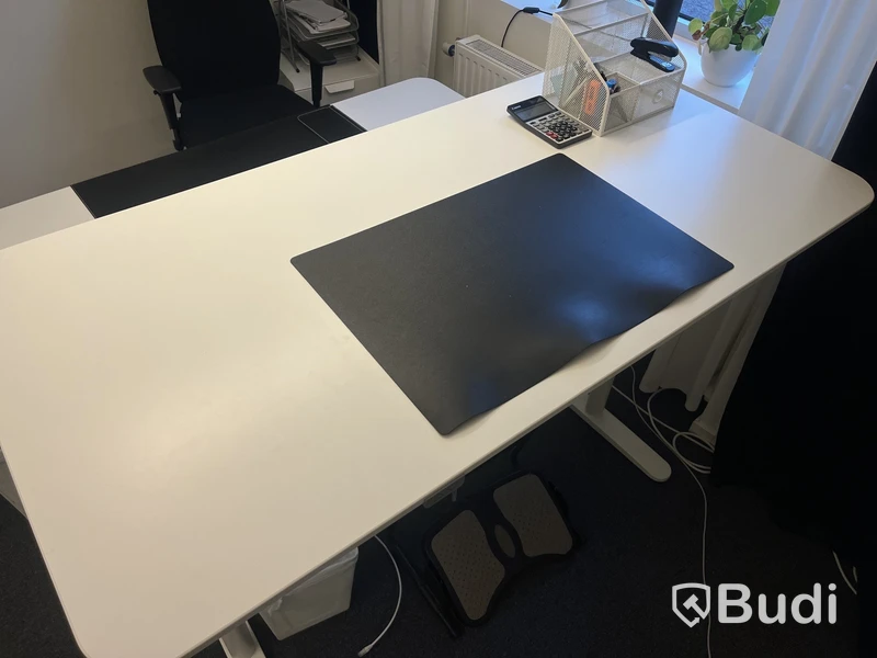 Höj- och sänkbart skrivbord samt fotstöd