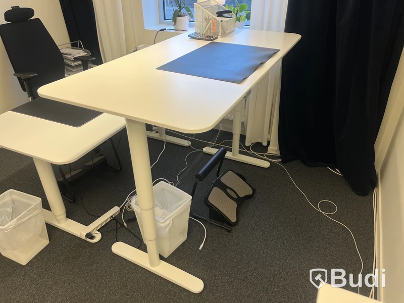 Höj- och sänkbart skrivbord samt fotstöd