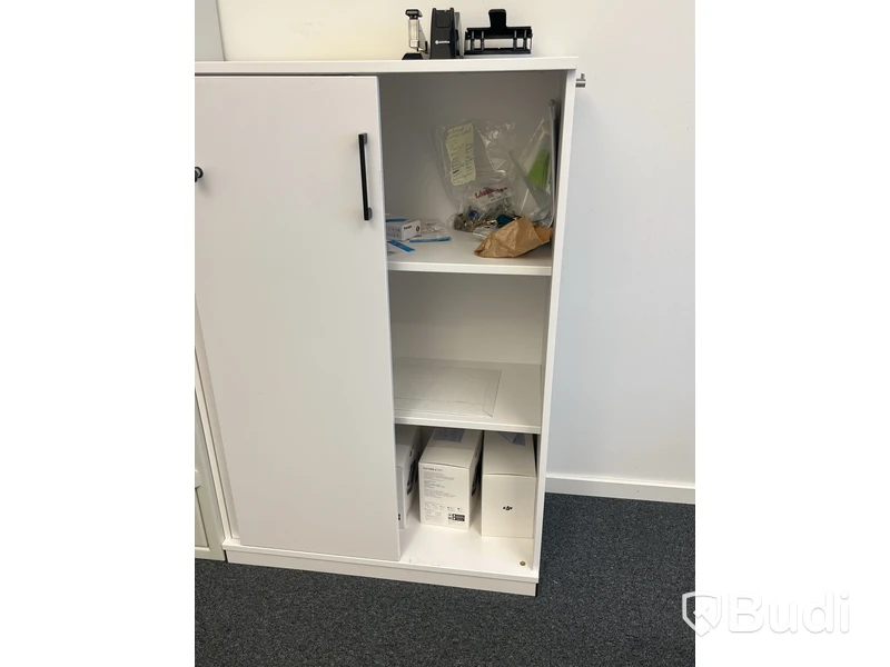 2 st förvaringsskåp, vit, tvådörrars, låsbar