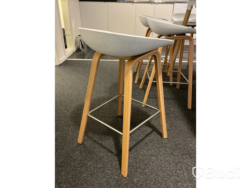 Barbord Martela med 8 st barstol HAY About A Stool