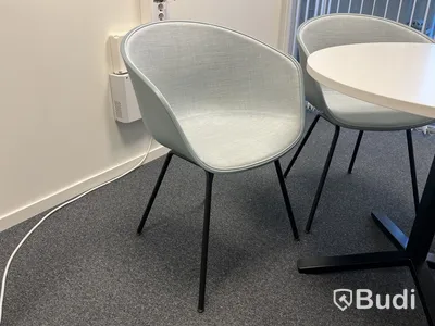 Runt bord med 4 stolar HAY About A Chair