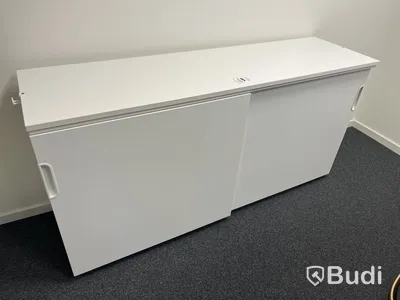 Kontorsplats med höj- och sänkbart skrivbord, 2 st skåp, whiteboard och balansbräda