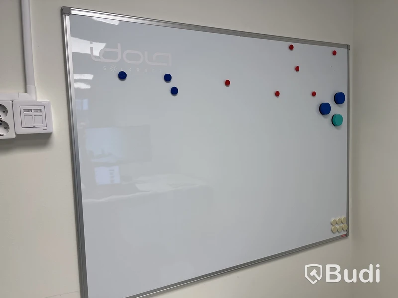 Kontorsplats med höj- och sänkbart skrivbord, 2 st skåp, whiteboard och balansbräda