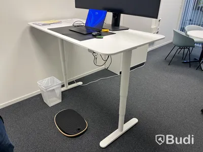 Kontorsplats med höj- och sänkbart skrivbord, 2 st skåp, whiteboard och balansbräda