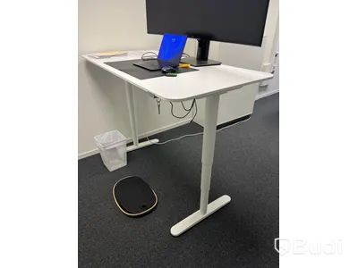 Kontorsplats med höj- och sänkbart skrivbord, 2 st skåp, whiteboard och balansbräda