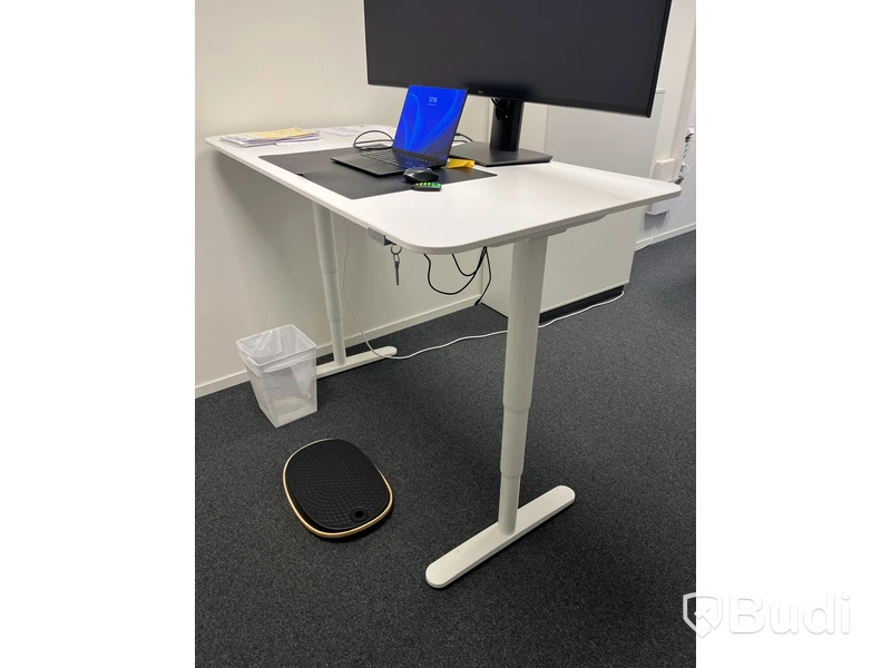 Kontorsplats med höj- och sänkbart skrivbord, 2 st skåp, whiteboard och balansbräda
