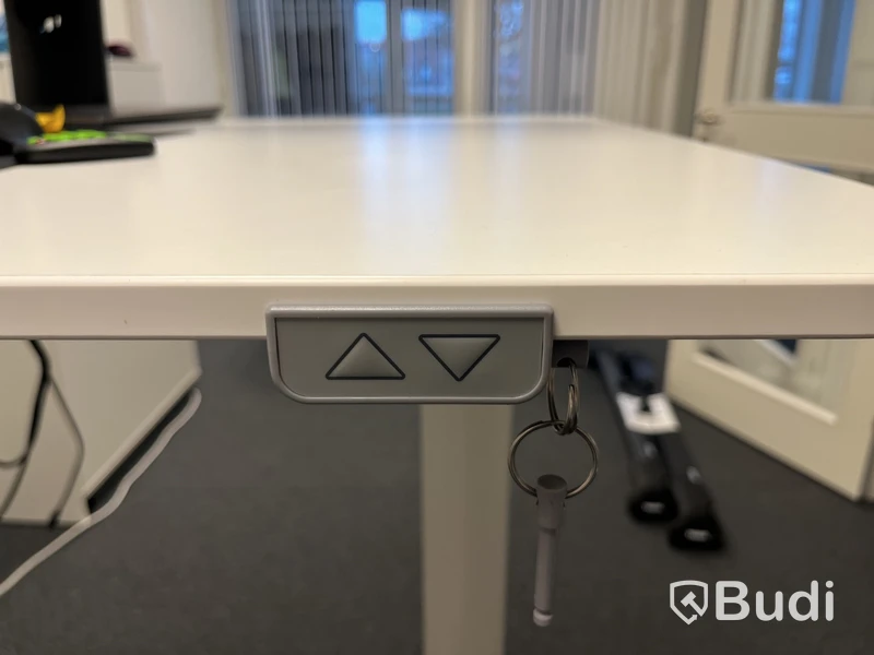 Kontorsplats med höj- och sänkbart skrivbord, 2 st skåp, whiteboard och balansbräda