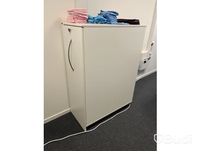 Kontorsplats med höj- och sänkbart skrivbord, 2 st skåp, whiteboard och balansbräda