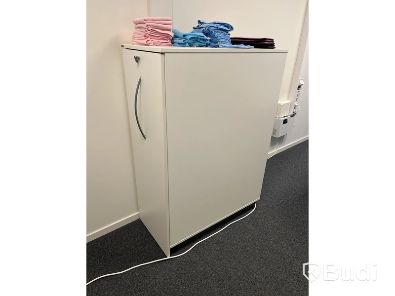 Kontorsplats med höj- och sänkbart skrivbord, 2 st skåp, whiteboard och balansbräda
