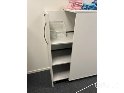 Kontorsplats med höj- och sänkbart skrivbord, 2 st skåp, whiteboard och balansbräda