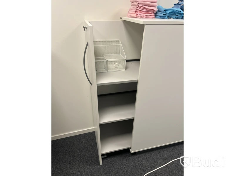 Kontorsplats med höj- och sänkbart skrivbord, 2 st skåp, whiteboard och balansbräda