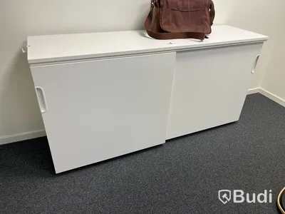 Kontorsplats med höj- och sänkbart skrivbord, 2 st skåp, whiteboard och balansbräda