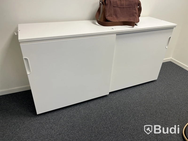 Kontorsplats med höj- och sänkbart skrivbord, 2 st skåp, whiteboard och balansbräda