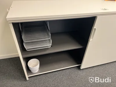 Kontorsplats med höj- och sänkbart skrivbord, 2 st skåp, whiteboard och balansbräda