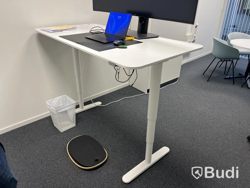 Kontorsplats med höj- och sänkbart skrivbord, 2 st skåp, whiteboard och balansbräda